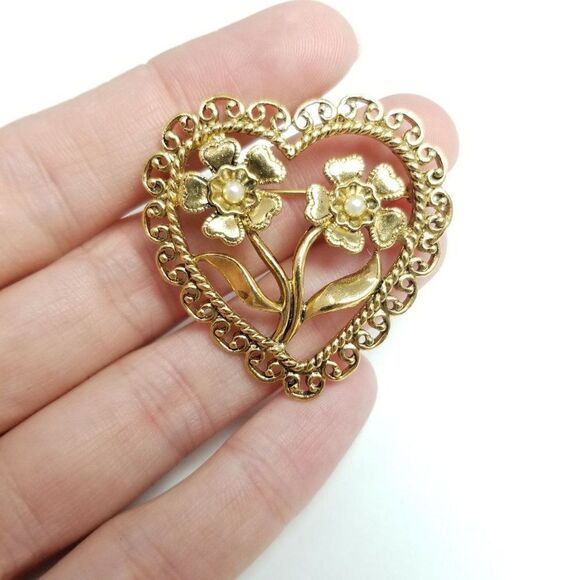 Vintage Heart Shape Flower Brooch, Gold Tone Filigree Border, Retro Lapel Pin - Picture 3 of 5